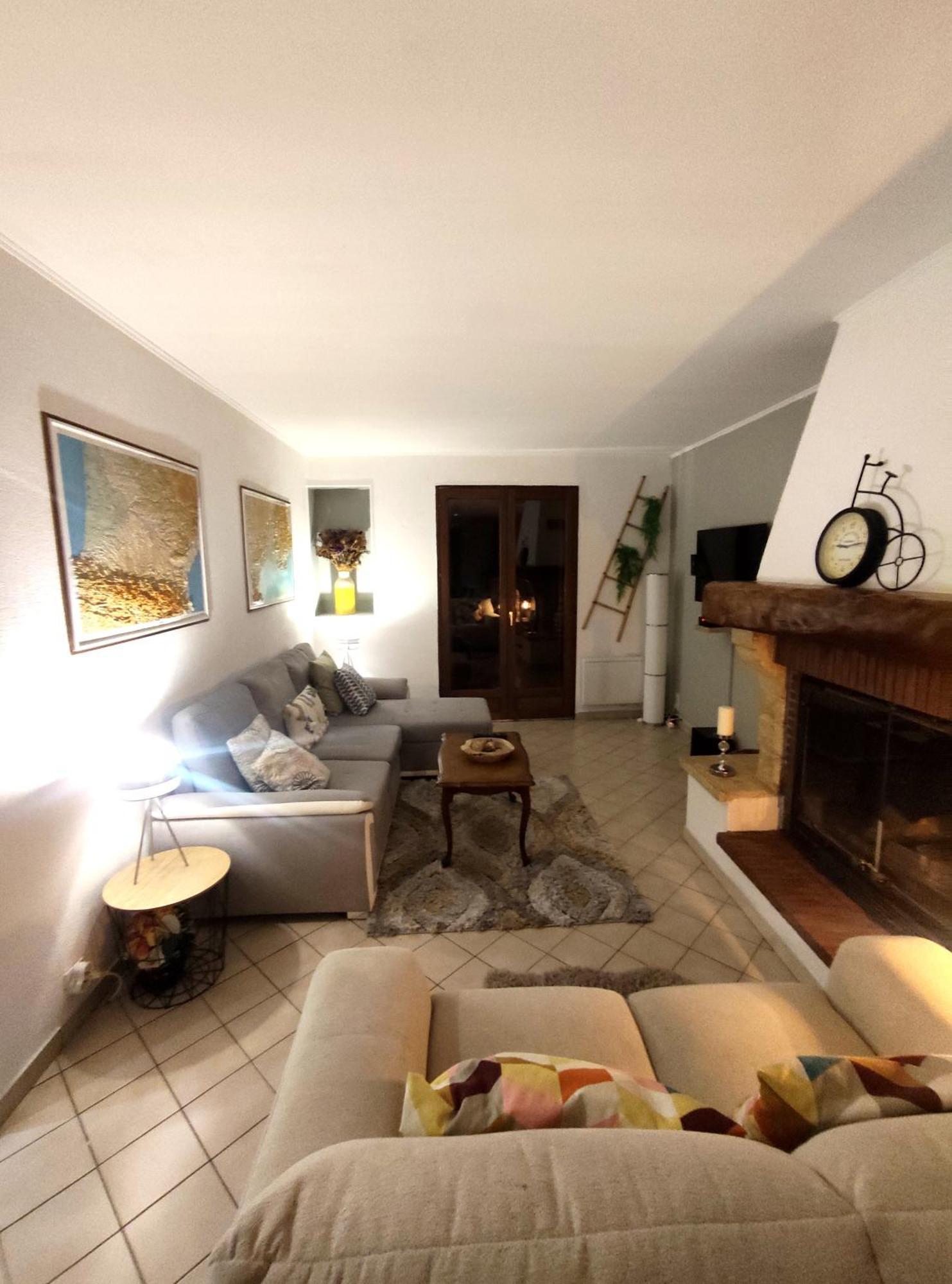 Welcome, Bienvenue, Chez Charly! Nébian Kamer foto